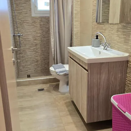 Beta-comfortable 100m From The By Optimum Link Apartment *